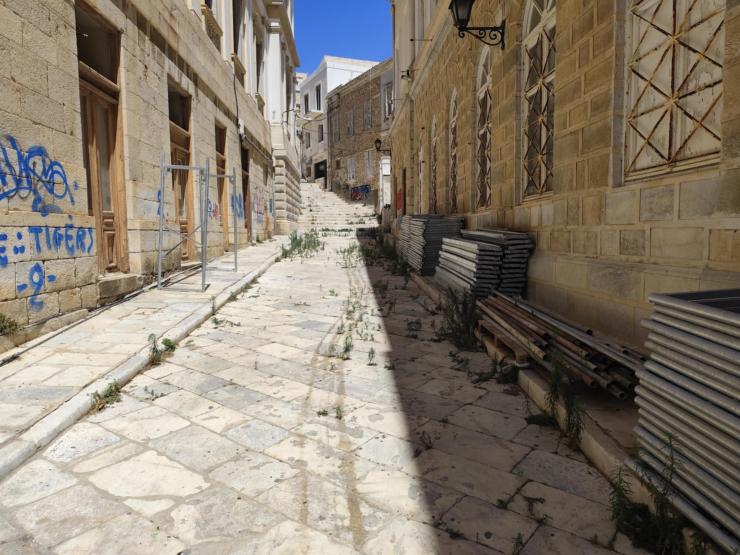 Μπαίνουν σκαλωσιές στο Δημαρχείο Σύρου 