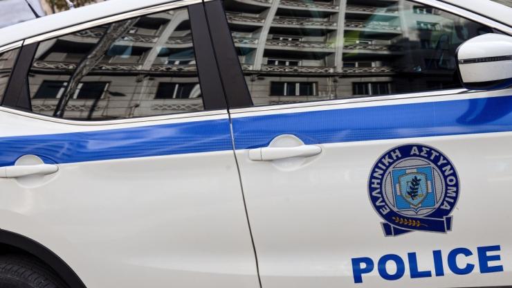 Μύκονος: Συνελήφθη 47χρονη που ωθούσε σε επαιτεία ανήλικο παιδί της