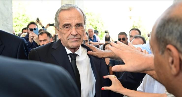 Πλήθος κόσμου στο τελευταίο «αντίο» της Λένας Σαμαρά
