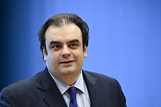 Φορολογία - Πιερρακάκης: Πόσο ενισχύονται τα εισοδήματα - Πίνακες και παραδείγματα