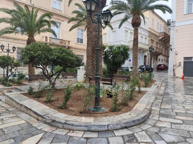 “Πρασίνισε” το κηπάριο της πλατείας Τσιροπινά 
