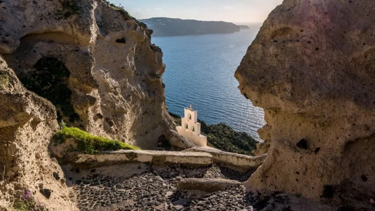 Λιμενικό Σώμα: Επιχείρηση απεγκλωβισμού τεσσάρων Ελβετών από δύσβατη περιοχή στη Σαντορίνη