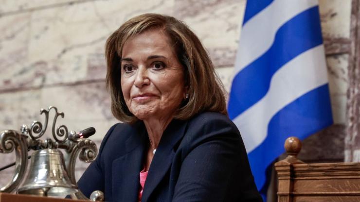 Ντόρα Μπακογιάννη: "Ο χώρος του Αγνώστου Στρατιώτη δεν είναι για καντηλάκια του ΙΚΕΑ"