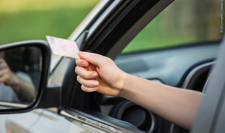 Νέοι κανόνες για τα διπλώματα οδήγησης – 15ετής ισχύς και δοκιμαστική περίοδος για αρχάριους