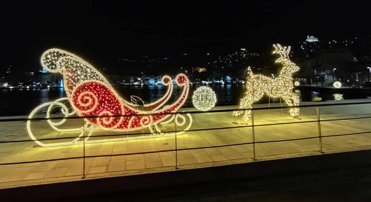 Η παραλία της Ερμούπολης σε “εκρηκτικούς” ρυθμούς Χριστουγέννων 