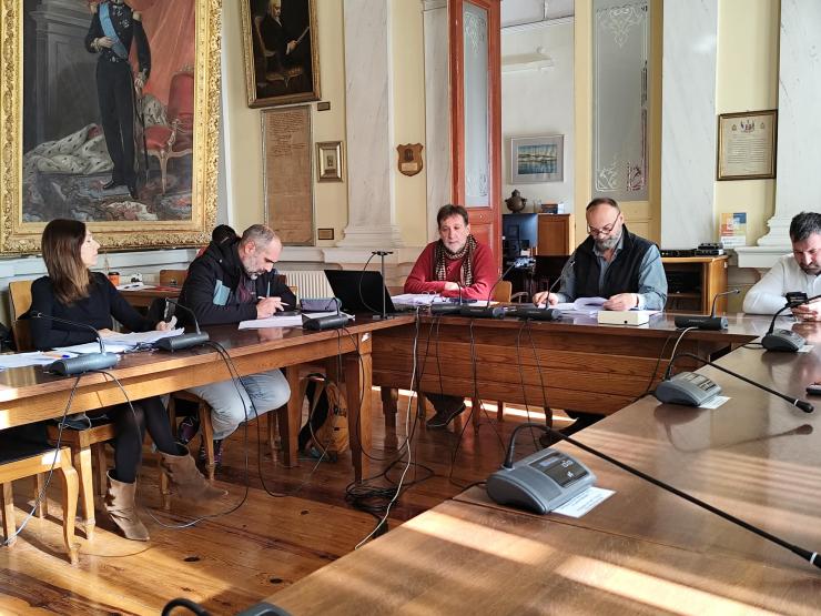 Χρηματικό υπόλοιπο 9 εκατ. ευρώ χωρίς επενδύσεις για τη Σύρο 