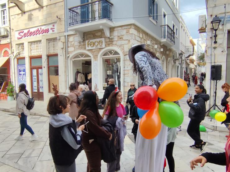  Μουσική, χαμόγελα, κάλαντα και εκπλήξεις στον πεζόδρομο της Ερμούπολης 