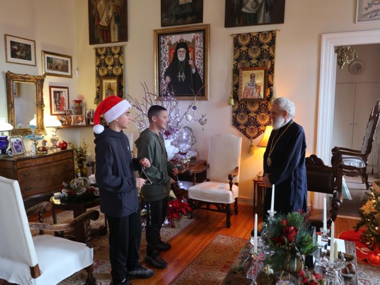 Ιερά Μητρόπολη Σύρου: Μικροί και μεγάλοι "πλημμύρισαν" με ευχές τον κκ Δωρόθεο Β΄