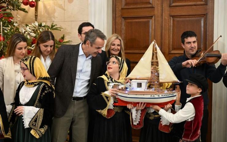 Τα κάλαντα των Χριστουγέννων στον Κυριάκο Μητσοτάκη