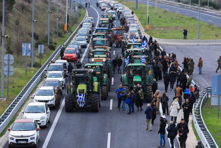 Αμετακίνητοι οι αγρότες: Κλείνουν εθνικές οδούς, παρακαμπτηρίους και τελωνεία