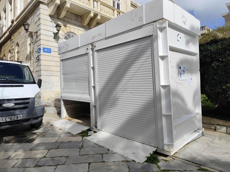 Αφέθηκαν, βανδαλίστηκαν και “εκπέμπουν” δυσοσμία 