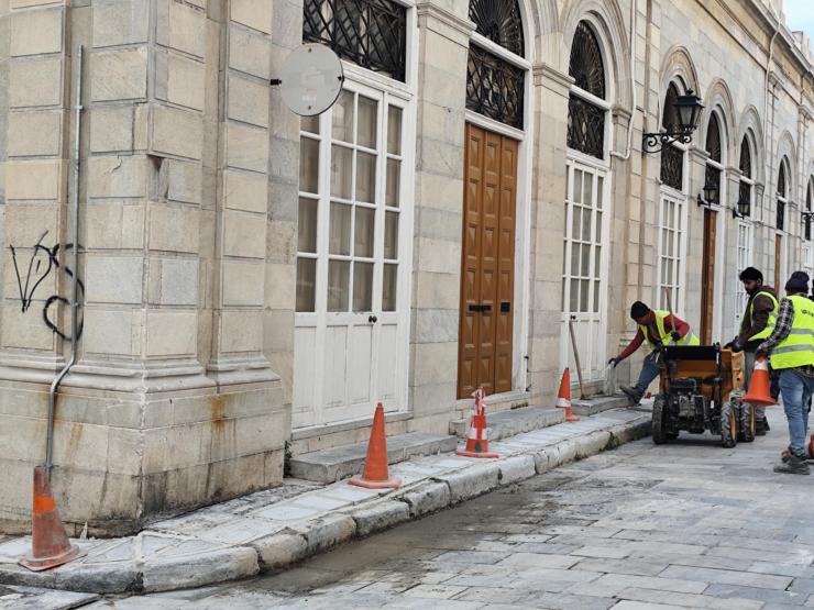 “Επουλώσεις” σε πεζοδρόμια της Ερμούπολης 