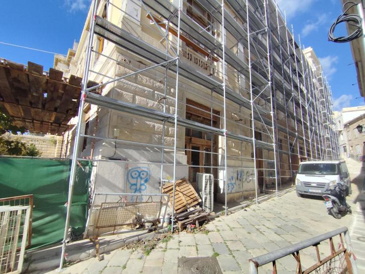 Ζητείται επιτάχυνση των παρεμβάσεων στο Δημαρχείο Σύρου  