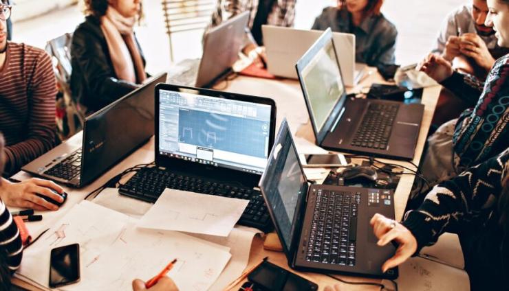 Ποιοι εργαζόμενοι θα δουν αύξηση έως και 300 ευρώ από σήμερα - Δείτε παραδείγματα