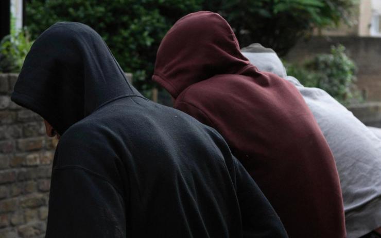 Παραβατικότητα εφήβων και νέων: Πρόληψη στο σπίτι και στο σχολείο