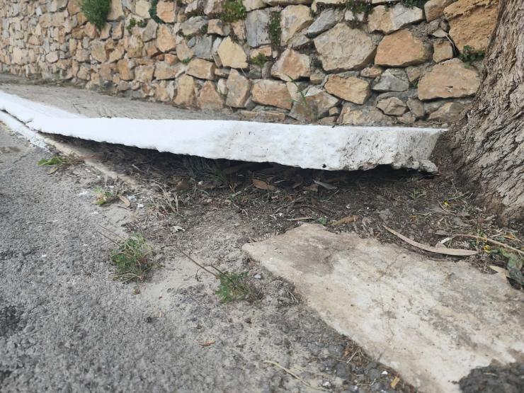 Τα “σηκωμένα” πεζοδρόμια του Ξηρόκαμπου  