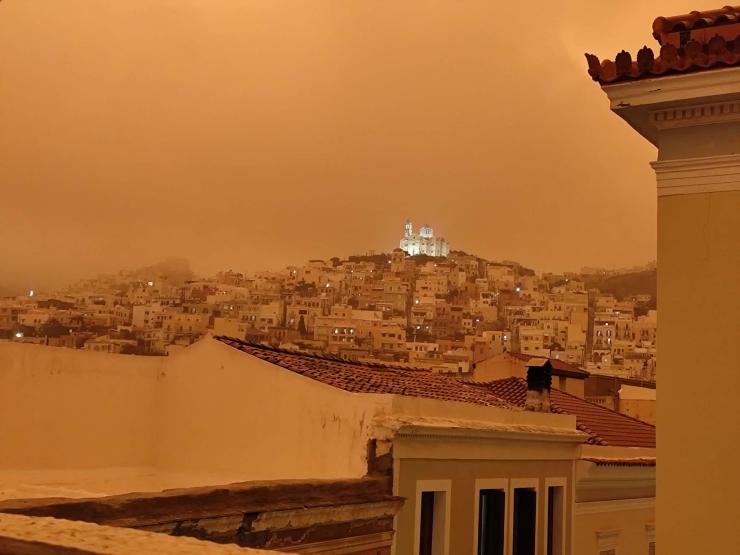 Σύρος: Στα… πορτοκαλί το νησί από την αφρικανική σκόνη 