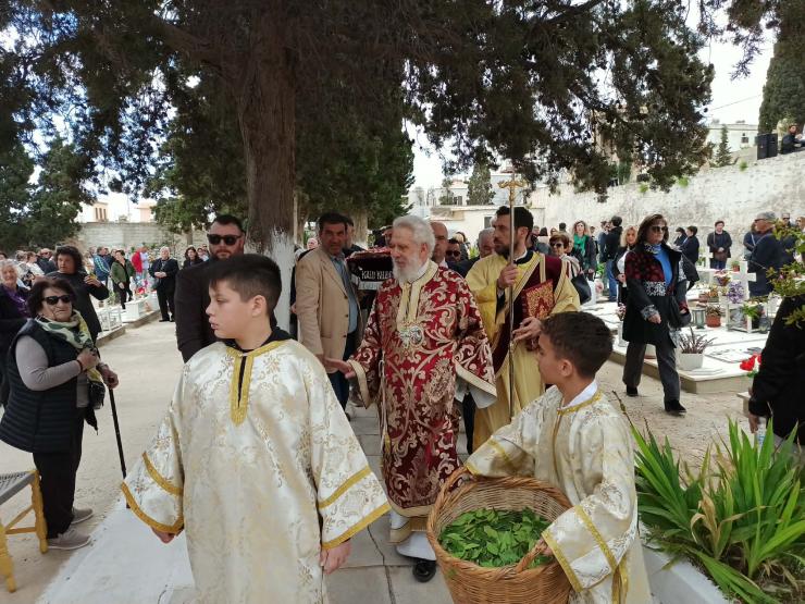 Σύρος: Η περιφορά του Επιταφίου στο κοιμητήριο του Αγίου Γεωργίου (βίντεο και φωτο)