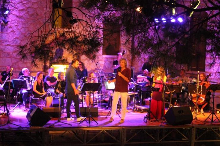 Μικρά και μεγάλα παιδιά στο "Μυστικό κήπο" του Νίκου Κυπουργού