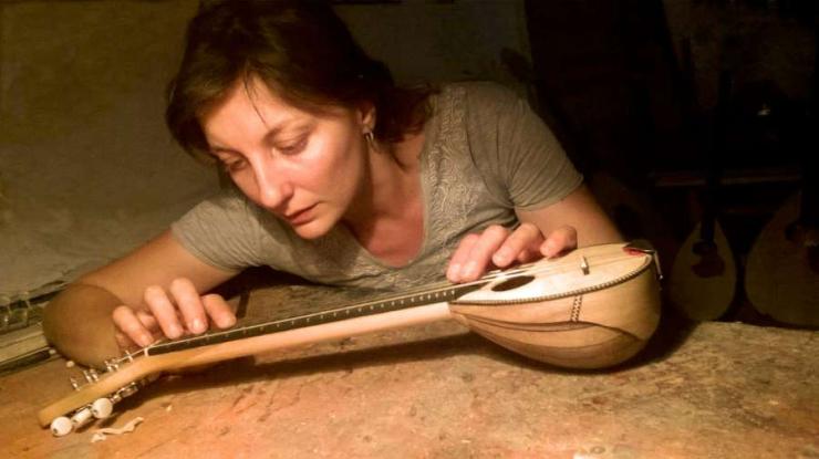 Να γεννάς ψυχή στο ξύλο