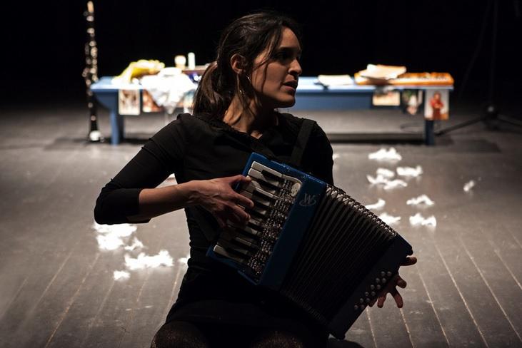 Τα "Δανεικά Παπούτσια" στο Θέατρο Απόλλων