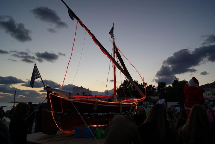 Ο Φοίνικας φώτισε το καραβάκι του