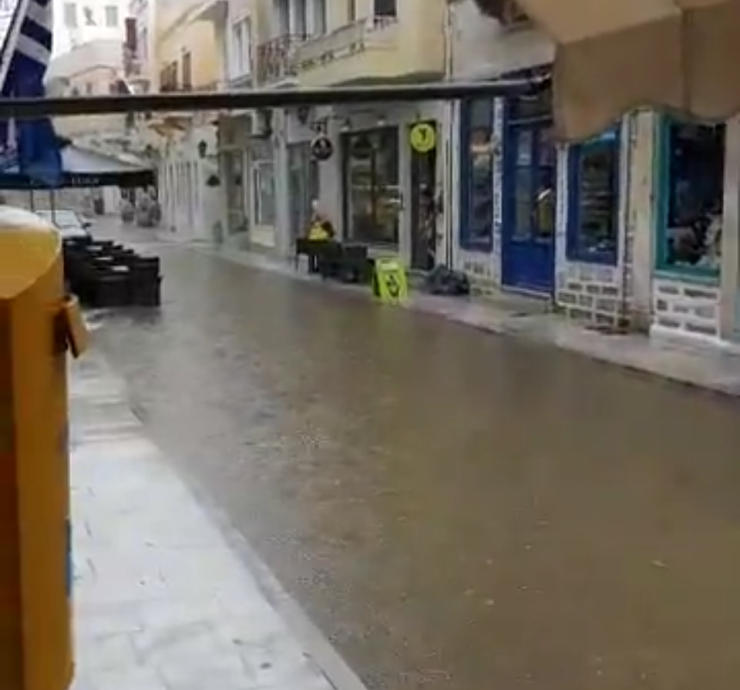 Απέραντο "λασπόλουτρο" ο πεζόδρομος της Ερμούπολης