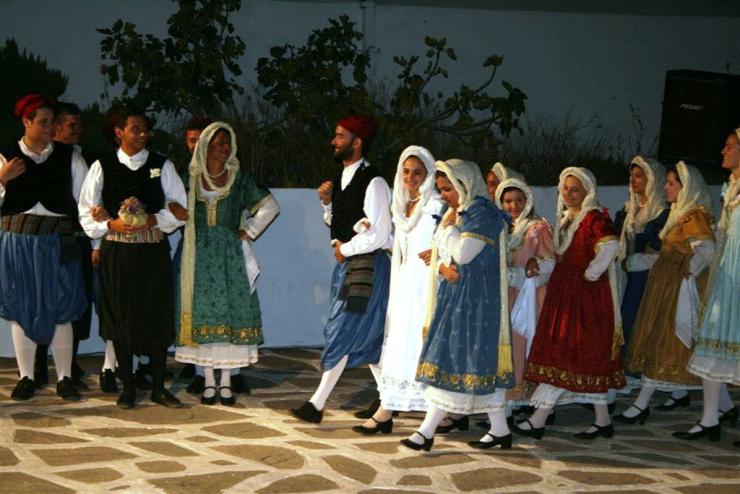 100 χορευτές, μουσικοί, έθιμα και παραδοσιακός χορός στη Νάουσα