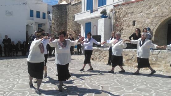 Το χορευτικό τμήμα του ΚΑΠΗ Μήλου στην Κίμωλο