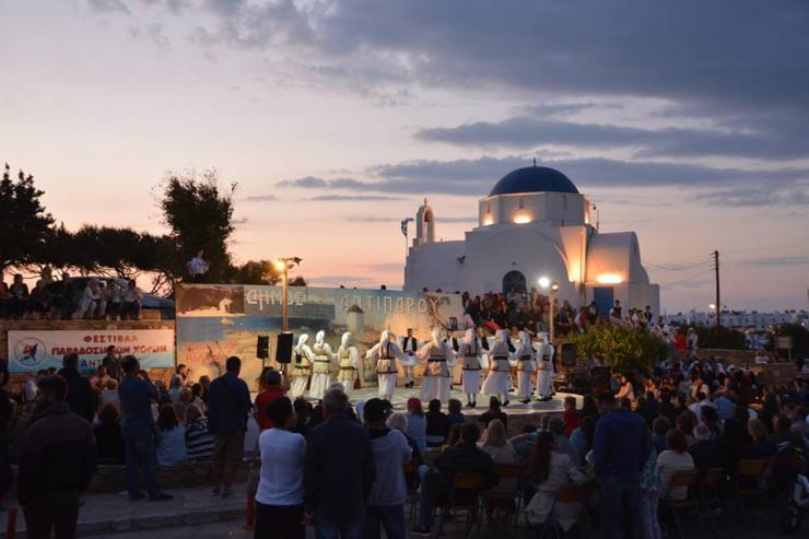 Χοροαρμενίσματα στην Αντίπαρο                                                             