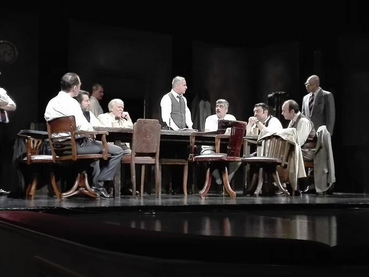 Ομόφωνα καθηλωτικοί 