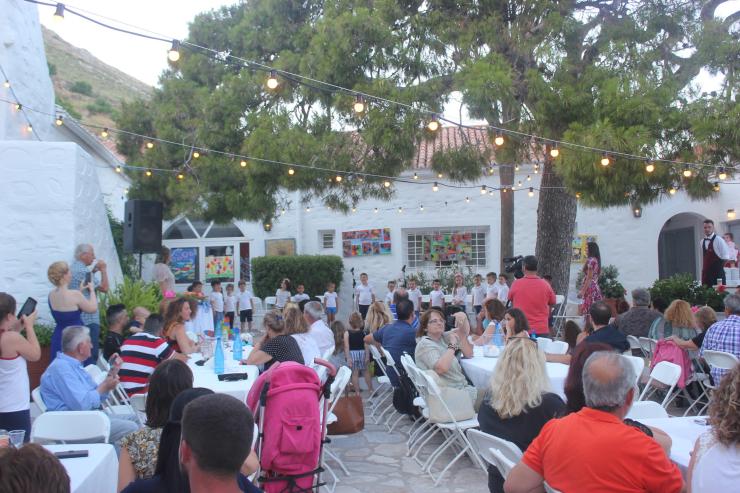 Και τα παιδιά ήταν όμορφα, σα μυγδαλιάς λουλούδι