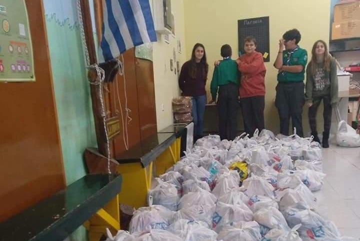 Οι Πρόσκοποι Σύρου σκόρπισαν χαμόγελα σε 50 οικογένειες