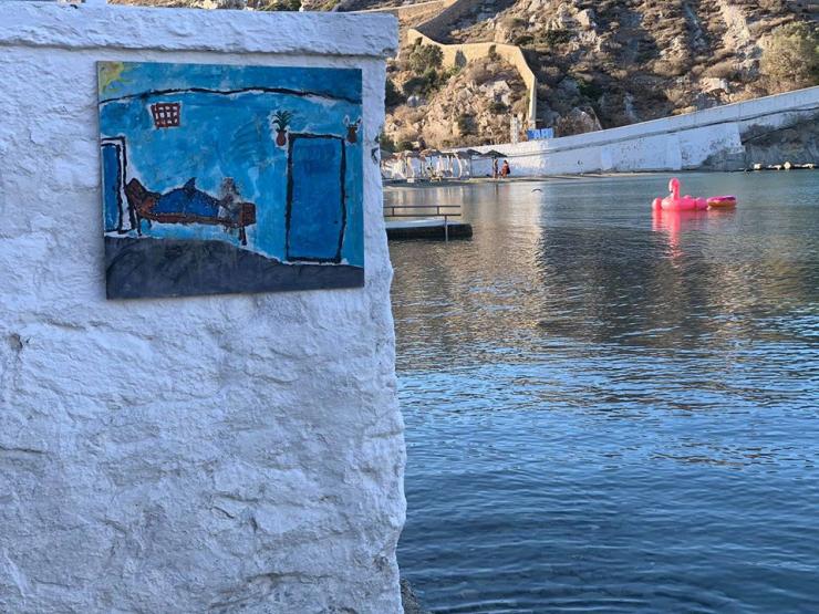 Η παραλία της Βάρης «πλημμύρισε» με χρώμα