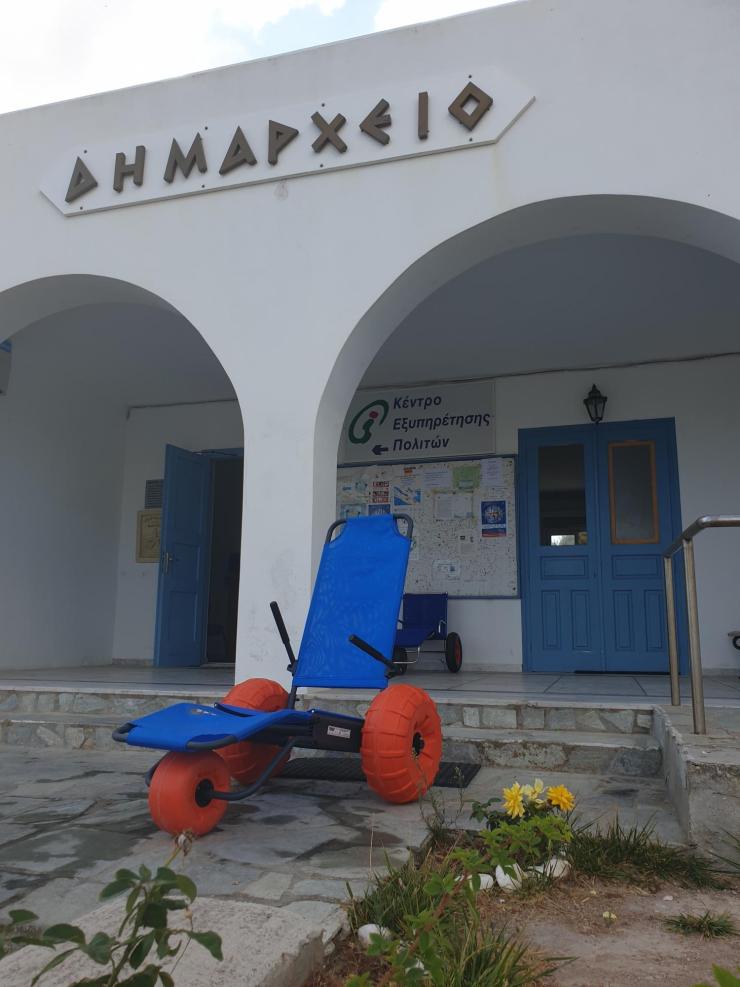 Τοποθέτηση αναπηρικών αμαξιδίων θαλάσσης σε δυο παραλίες της Μήλου