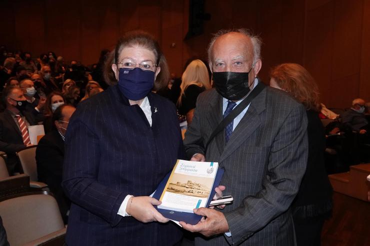 Απονομή τιμητικής διάκρισης στα «Συριανά Γράμματα»