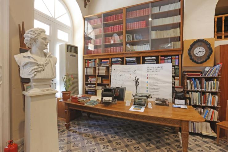 Πάνω από 2.500 βιβλία από την προσωπική της συλλογή