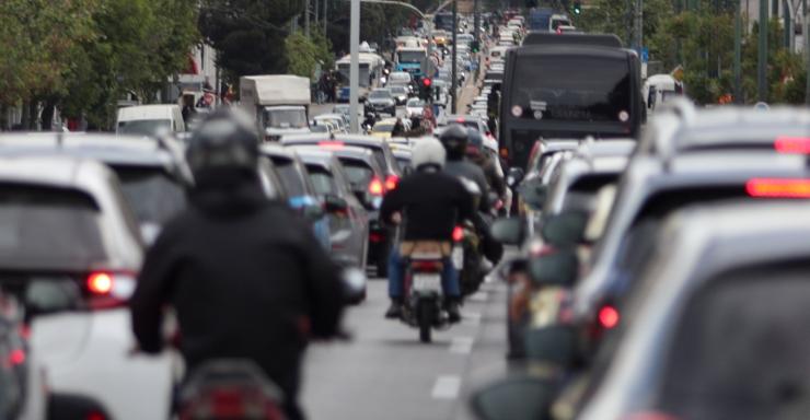 Στη Βουλή ο νέος ΚΟΚ: Ποινικοποιούνται η οδήγηση με τη χρήση κινητού και υπό την επήρεια αλκοόλ