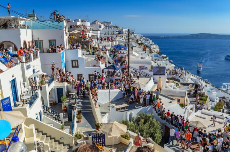 Σαντορίνη: "Καμπανάκι" από το Σύλλογο Εμπόρων και Επαγγελματιών για την άγρα πελατών