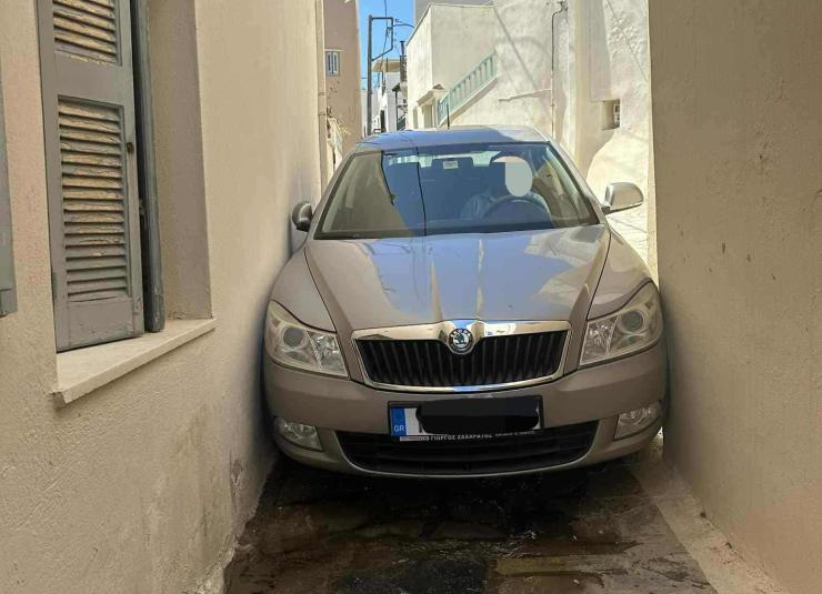 Νάξος: Τουρίστας "σφήνωσε" ενοικιαζόμενο Ι.Χ. σε σοκάκι