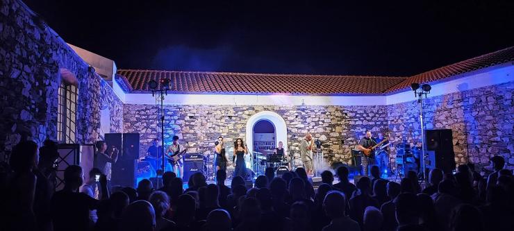 Επί σκηνής οι τοπικές μουσικές μπάντες