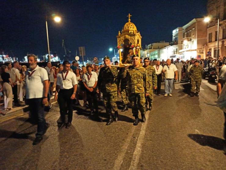 Σύρος: Λιτάνευση της Ιεράς Εικόνας της Κοιμήσεως της Θεοτόκου
