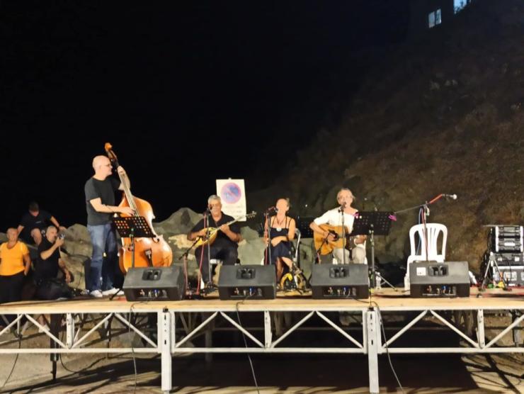 Με βασικό στοιχείο τη λαϊκή μουσική