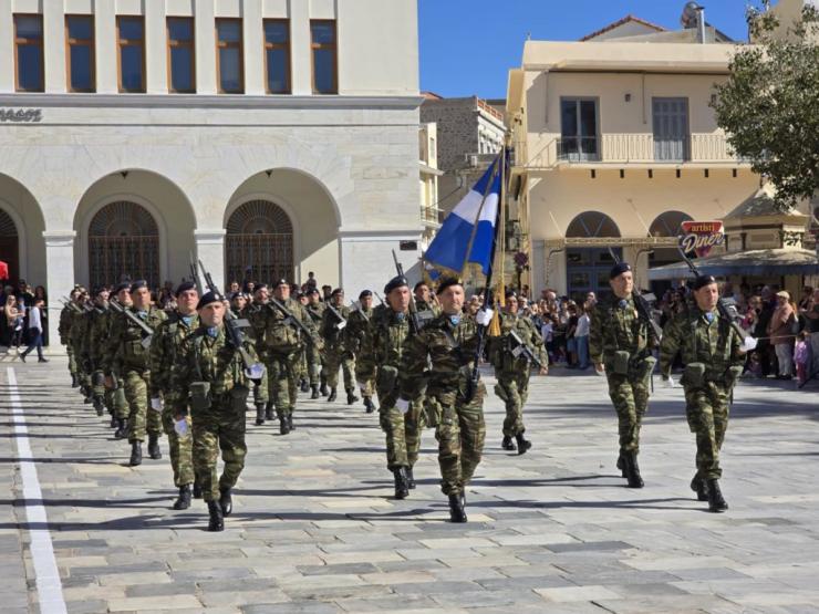 Σύρος: Με λαμπρότητα εορτάστηκε η επέτειος της 28ης Οκτωβρίου (ΒΙΝΤΕΟ)