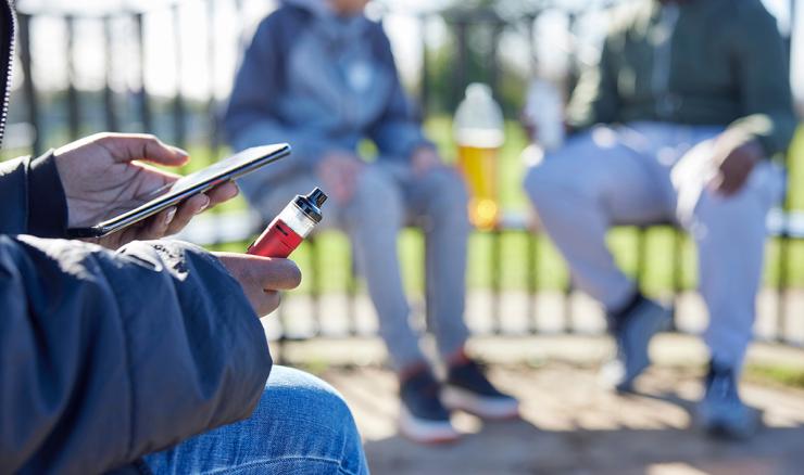 Έρευνα: Οι 16χρονοι στην Ελλάδα πίνουν, καπνίζουν και στοιχηματίζουν