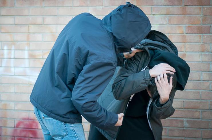 Βία ανηλίκων: Τι οπλίζει το χέρι των 14xρονων