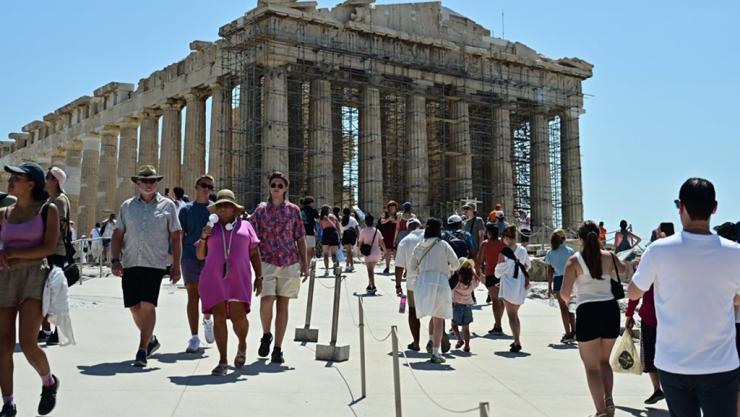 Με τουριστικά έσοδα "ρεκόρ" 23,6 δισ. ευρώ έκλεισε το 2025