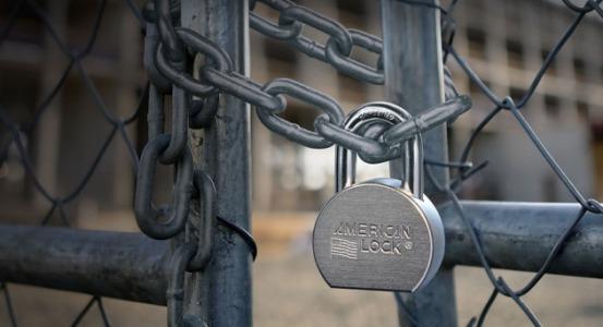 ΕΛΣΤΑΤ: 557 επιχειρήσεις έβαλαν “λουκέτο” το 2025