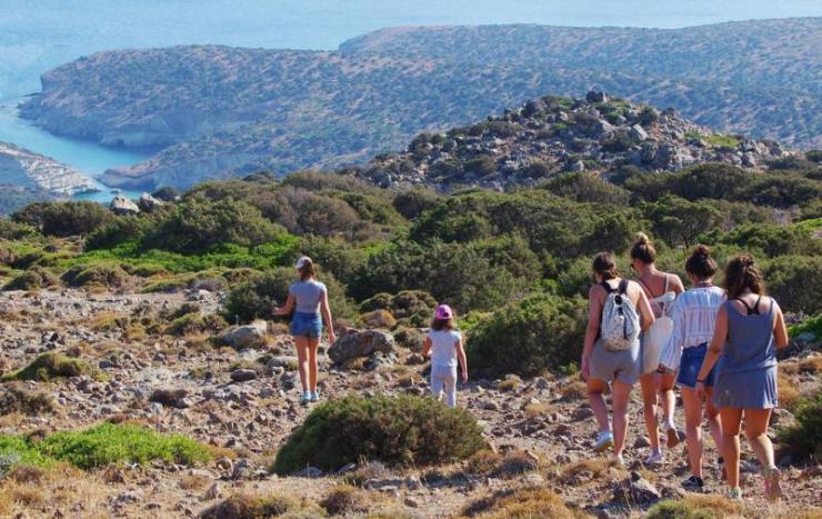 Μήλος: Ημέρα ξερολιθιάς με εκπαιδευτική πεζοπορία στο αρχαίο μονοπάτι της Τραμιθιάς