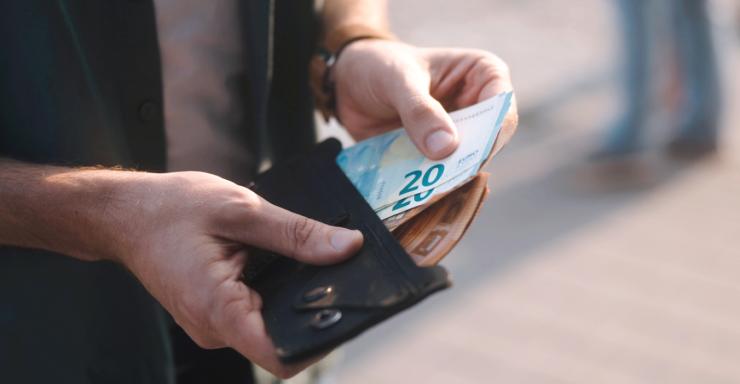 Επίδομα ανεργίας: Πώς αλλάζει ο τρόπος υπολογισμού του, η σύνδεση με τον μισθό και τα ένσημα